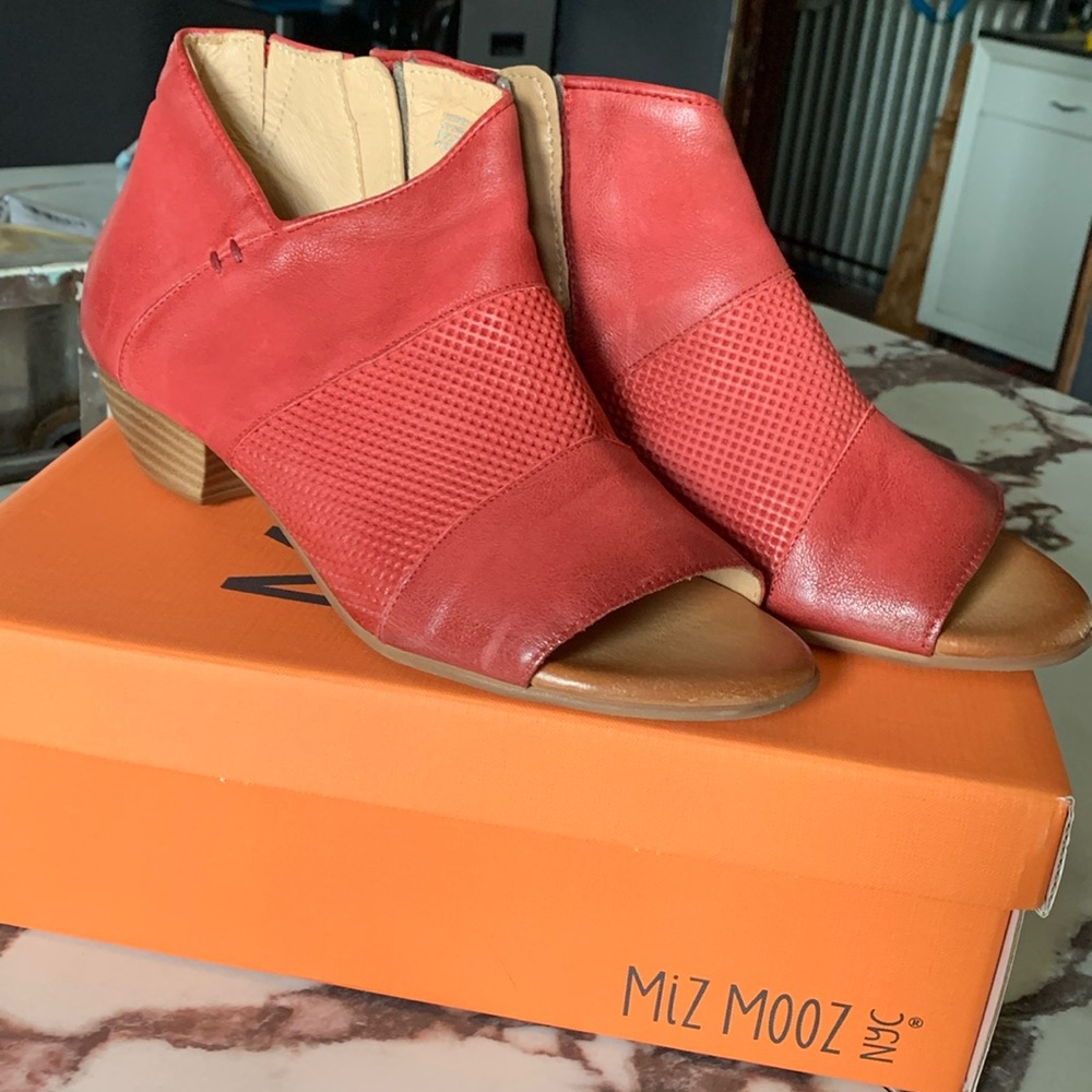 Mix Mooz Clermont Sandals NWB